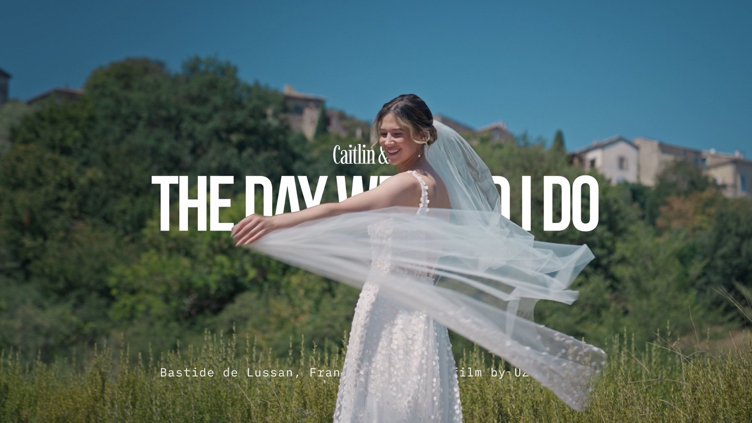 Caitlin dans sa robe de mariée devant la Bastide de Lussan